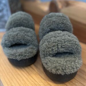 UGG Sherpa Slippers
Size 8